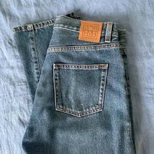 Finaste modellen, googla Twisted seam denim washed blue om du vill se hur snyggt de sitter på. Helt nyskick, de var för små för mig.  Storlek 26/32 Nypris 2300kr