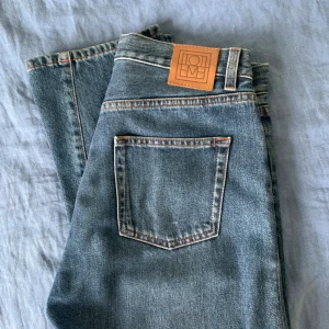 Toteme jeans - Finaste modellen, googla Twisted seam denim washed blue om du vill se hur snyggt de sitter på. Helt nyskick, de var för små för mig.  Storlek 26/32 Nypris 2300kr