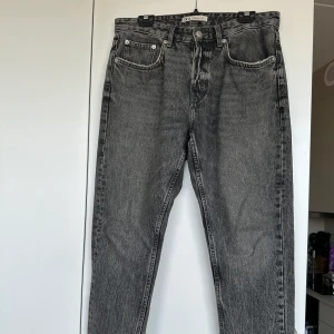 Gråa zara jeans - Jeans från zara i en snygg grå stentvättad färg, sitter som ett par vanliga straight jeans.