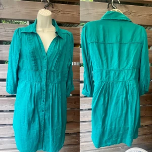 Så fin tunika i 100% linne från part two - Fantastiskt fin tunika i linne från part two i stl 40. Otroligt vacker passform som verkligen framhäver det bästa. Använd 1ggr, så i super skick! Färgen är mer åt det varma hållet och inte så blå som några av bilderna. Mörk turkos/petrol