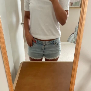 Denimshorts - Snygga ljusblå shorts i denim med lågmidja!😊