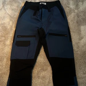 Friluftsbyxor - Friluftsbyxor i mycket gott skick. Säljs på grund av att dem inte kommer till användning.  