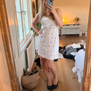 Blommig sidenklänning  - Jättefin blommig sidenklänning! Lite skrynklig men stryks självklart innan. Hör av er vid frågor💗