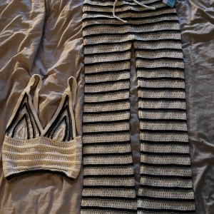 Mörkblå och vit randigt stickat sommar-set  - Sååå fint set, köpt i Sicilien och är helt oanvänt pga för liten🪸Storleken är onesize men skulle hänvisa den till en xs💌