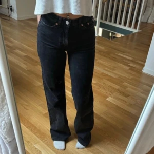 Svarta jeans från Weekday - storlek W25 L32💓 bra skick!