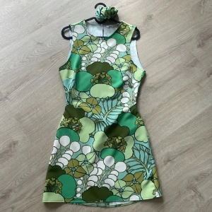 Zara retro print floral green mini dress - Använd 1 gång. Kommer med tillhörande toffs