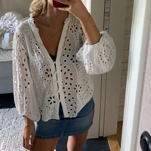 Vit blus  - Jättefin vit blus som knappast är använd! Pris går att diskutera