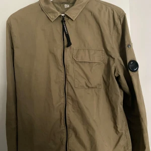 Vårjacka CP COMPANY  - Hej här har vi en vårjacka från CP COMPANY i ganska bra skick, dock lite slitage på dragkedjan. Storlek XL, ja  är 186 cm lång och ganska välbyggd och den är lite för liten. Känns som L, inte XL.  Pris:  Nypris: ca 3000:- Mitt pris: 750:- MvH Artur H