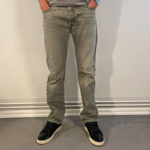 Levis Jeans 501 - Hej! Vi säljer nu dessa Levis jeans i storleken 33/32. Midjemått 40,5cm och innebenslängd 77cm