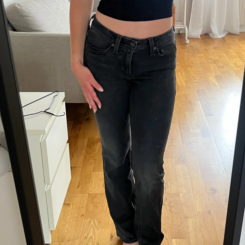 Säljer mina älskade Levis superlow boot jeans för de har tyvärr blivit för små! De är i väldigt bra skick och köpta våren 2024 💕💕 skulle säga de passar xxs/xs och längden e perfekt på mig som är 167 💋köpta för 1100. Jeans & Byxor.