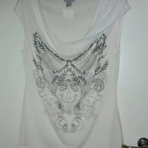 Topp - Ny, vit tunn topp.