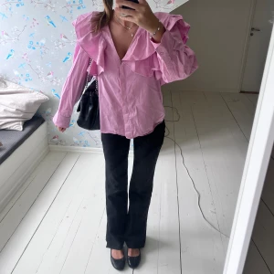 Rosa blus  - Rosa blus ifrån hm Storlek 38, passar mig som är XS/S. En liten fläck på vänster sida (den syns knappt) syns på bild 4. Pris kan diskuteras vid snabb affär!  🥰🥰