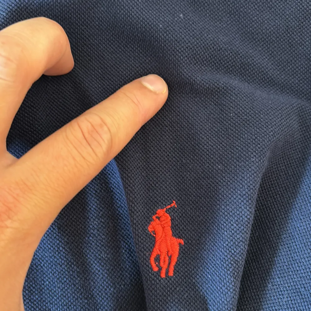 En mörkblå pikétröja från Polo Ralph Lauren i storlek M. Mycket bra skick, 8/10. Självklart äkta . T-shirts.