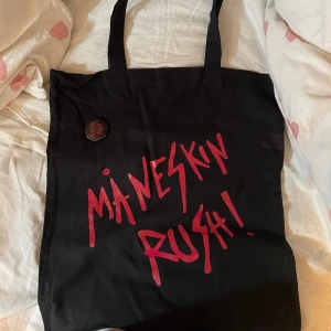 Måneskin totebag + pin  - Måneskin totebag och pin! Kan sälja för för sig men båda för 150kr 