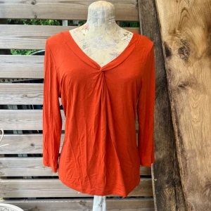 Söt topp från Mark & Spencer stl M - Söt och mycket skön topp i viskos/elastan från mark & spencer. Använd men fin, aningen tvättluddig om man granskar nära, men överlag fin. Röd/orange kulör
