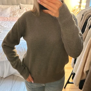 Stickad tröja  - Grön stickad tröja med slits vid ärmarna 