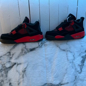 Jordan 4 Red Thunder - Nästan nyskick, använda! Storlek 40 Skriv till mig om du har frågor eller vill ha mer bilder! De är ett ett f@ke