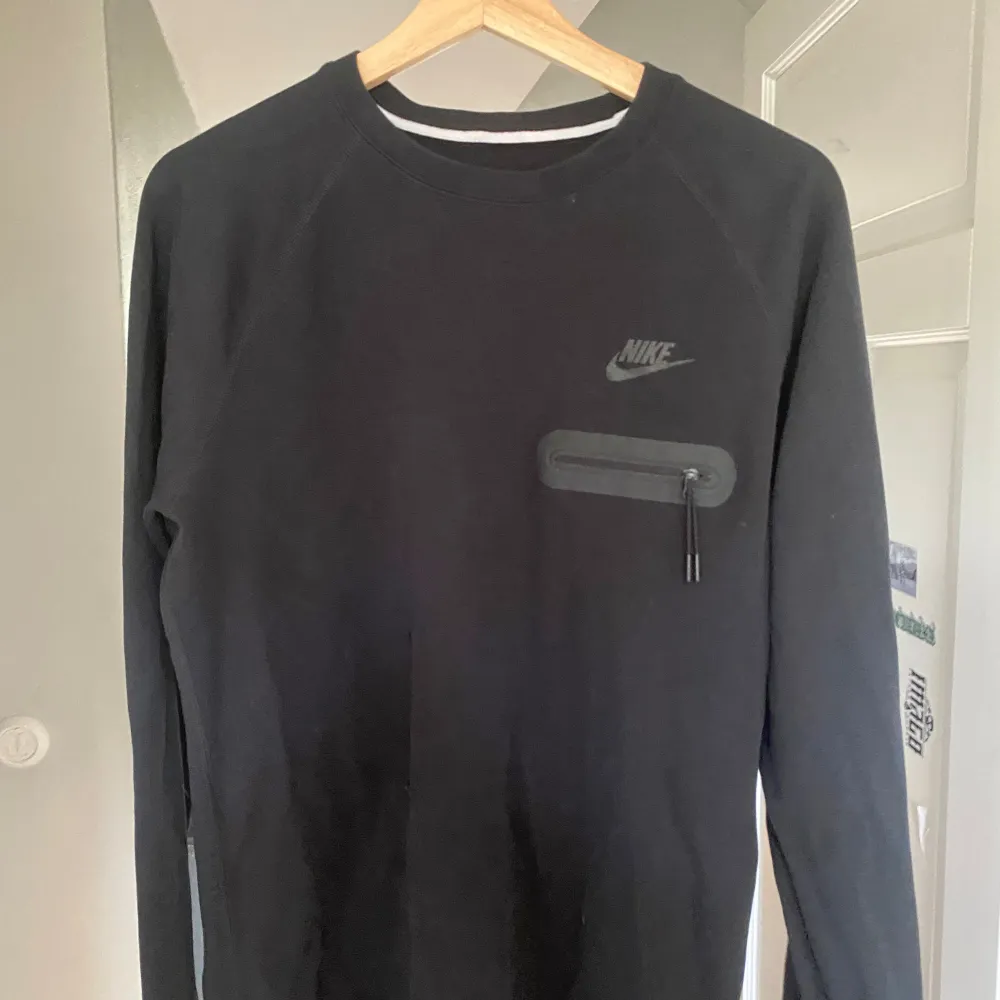 svart nike tech sweatshirt mycket bra skick använd ett fåtal gånger storlek S sitter som M orignal pris 849. Tröjor & Koftor.