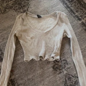 grå långärmad Crop top - Köpt på Shein, ganska kort och hade inte rekommenderat att köpa den om du har stora bröst.
