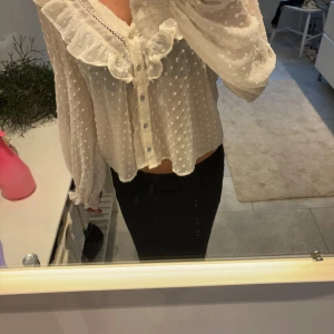 Blus - Säljer nu denna fina zara blusen som är slutsåld, använd fåtal gånger, inga defekter ❤️