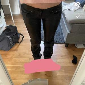 Lågmidjade bootcut lack/läder byxor💘 de är i modellen ”ICON” från Lager 157, jag har sytt ner dom till lågmidjat och sytt in dom till bootcut💘💓dom är mer utsvängda vid benen än vad de ser ut som då jag har höga skor på💘Jag är ca 165💘 nypris är 400 👏💓