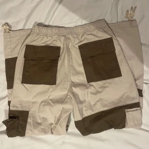 Cargos  - Beiga cargos från Urban Outfitters med lite arbetsbyxor-vibe ;) Skriv om du har frågor!🌸