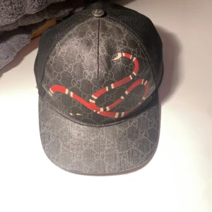 Gucci keps - Priset pga de finns ingen box eller kvitto på kepsen (äkta) Tveka inte på att höra av dig vid intresse eller några frågor Byten kan även vara intressant