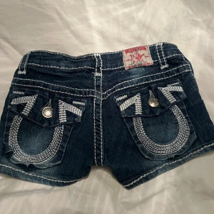 True Religion Shorts - Ett par True Religion Shorts som jag aldrig använt, dock vintage men superfint skick. Strl 26 💞💞