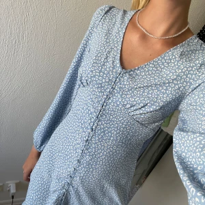 Klänning - Super fin klänning från Nelly. Den är inte jätte andvänd.