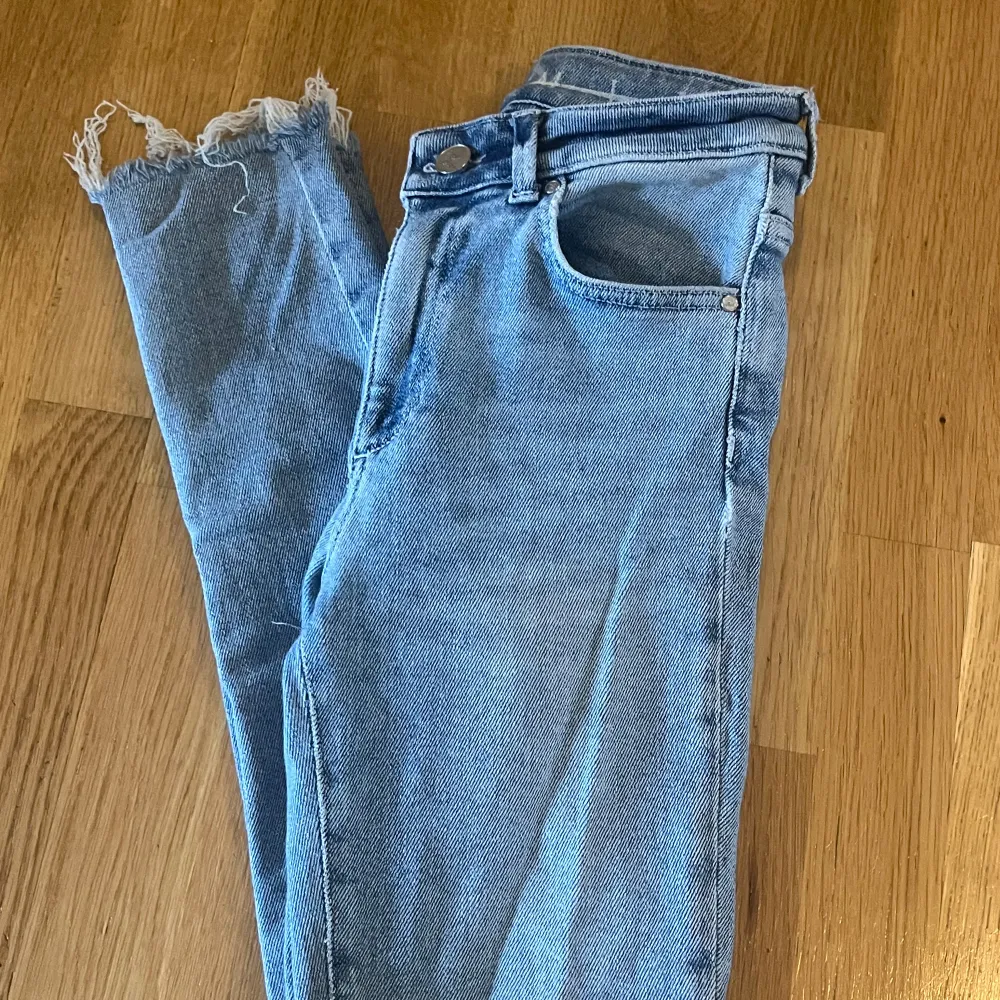 Blåa jeans i storlek xs. Jeans & Byxor.