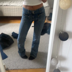 Blåa jeans - Säljer dessa blåa jeansen från Nelly då de inte kommer till användning. Väldigt bra skick, använda ett fåtal gånger