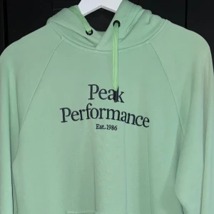 Peak performance hoodie  - Grön peak performance hoodie i storleken S , knappt använd 