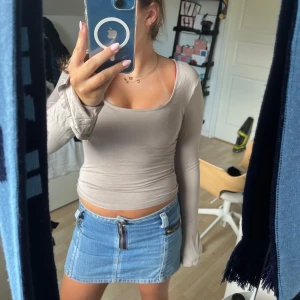 Långärmad tröja - Långärmad u- ringad tröja från Gina tricot. Aldrig andvänd. 