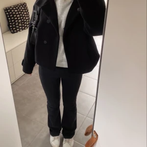 Svarta jeans - Jag säljer mina svarta jeans från gina då de har blivit försmå för mig ❤️de är i bra skick och köptes förra året för 500 kr, skriv om ni har frågor 😇