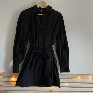kort långärmad klänning - Kort klänning med skärp, knappt använd!  💫 Kolla gärna in min profil, jag har lagt upp massa nya grejer! 💫