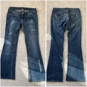 Lågmidjade Bootcut jeans Bebe - 2000s Jeans från bebe, super skick. Storlek 28. Något små i storleken. Innerbenslängd:77 midjemått: 37-39x2kommer inte gå ner i pris. Jeansen har högt värde. köp sker via köp nu, jag postar inom 24h. Kvar tills markerad såld 