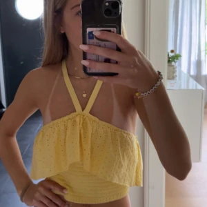 zara topp - Gul topp från zara som går att ha på två sätt. Säljer då den inte används längre. Super fint skick. strl xs