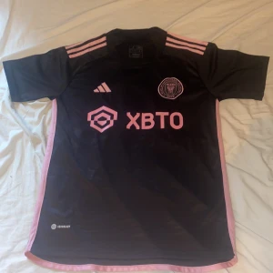 Inter Miami Tröja - Helt ny, inga skador, använd 2 gånger fick den som födelsedagspresent  St:S