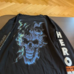 Heron Preston, långärmad, M - Hej, Säljer en Heron Preston långärmad t-shirt I storleken M. Den är oversized och är ganska lång. Använd max 10 gånger.  https://www.endclothing.com/eu/heron-preston-long-sleeve-skull-jersone-tee-hmab002f176000131030.html