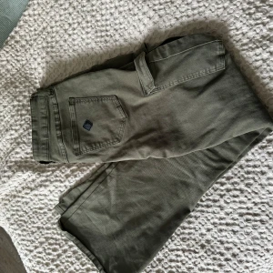 ABRAND JEANS - Lågmidjade abrand jeans, de är militärgröna även om det inte riktigt framkommer på bilderna!! Storlek w27 och är bra i längden på mig som är 173💕