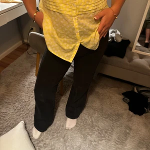 Svarta jeans - Säljer dessa fina jeans pga de kommer inte till användning längre. De har en fläck (se bild) men den försvinner antagligen om du tvättat dom🩷