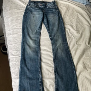 Low rise jeans med cool detalj - Lågmidjade jeans från silver jeans co, köpta i USA för 750kr, säljer för 500kr😊😊😊(aldrig använda, säljer då jag inte kan returnera köpet eftersom dem var köpa i Usa:)