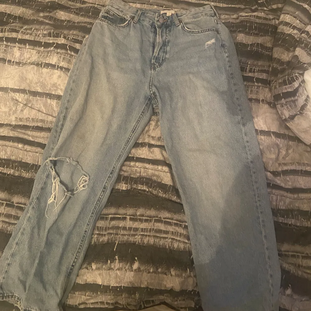 för långa på mig som är 150! storlek 40 passar nån som är lite längre! inte så slitna förutom lite längst ner:). Jeans & Byxor.