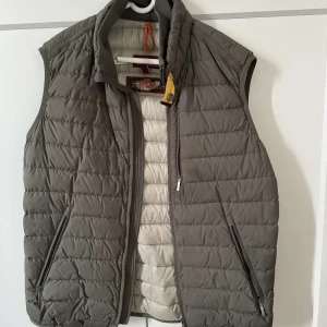 Pjs väst och moncler jacka/tröja - Säljer dessa 2 för att dom är för små för mig, pjs storlek M, moncler storlek 2/S Du får båda för totalt 1600 annars 900st