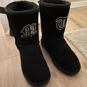 Tuttolente ”MT” Uggs  - Säljer dessa tuttolente ”MT” Uggs, Helt oanvända med box Nypris: 1400 (Säljs inte längre) Säljs för 750kr