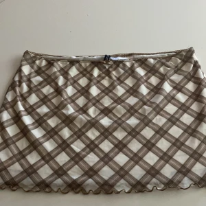 Brun vit kjol/ topp🤎🤍 - En kjol som kan användas som en topp lika gärna! Jättefin och som ny, men tyvärr används inte av mig! Är från H&M och nypris är 199kr