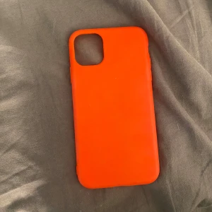 mobilskal - ett helt oanvänt rött mobilskal som passar iphone 11 💋ser mycket orangeare på bilden än i verkligheten 