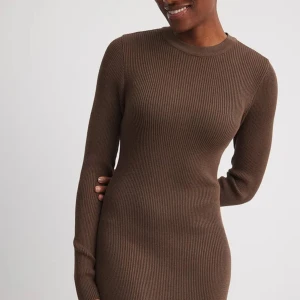 Ribbed knitted midi dress - NA-KD - | BEIGE ribbad Mudi klänning från NA-KD (sista bilden visar rätt färg, men klänningen är samma modell som den bruna) | Strl: S | Pris kan INTE diskuteras | Skick: normal |Köparen står för frakten | Kolla gärna igenom mina andra annonser också 🥰
