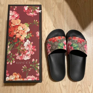 Gucci tofflor - Äkta Gucci tofflor i storlek 38, sparsamt använda. Beställda via Guccis hemsida 2019, kvitto och mer bilder finns 🌺