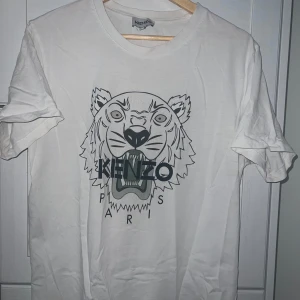 Kenzo T-Shirt - Har en liten fläck på baksidan men syns knappt. 